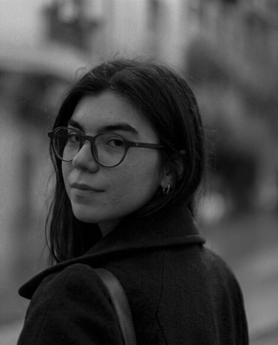 Retrato de helena lima, designer de comunicação